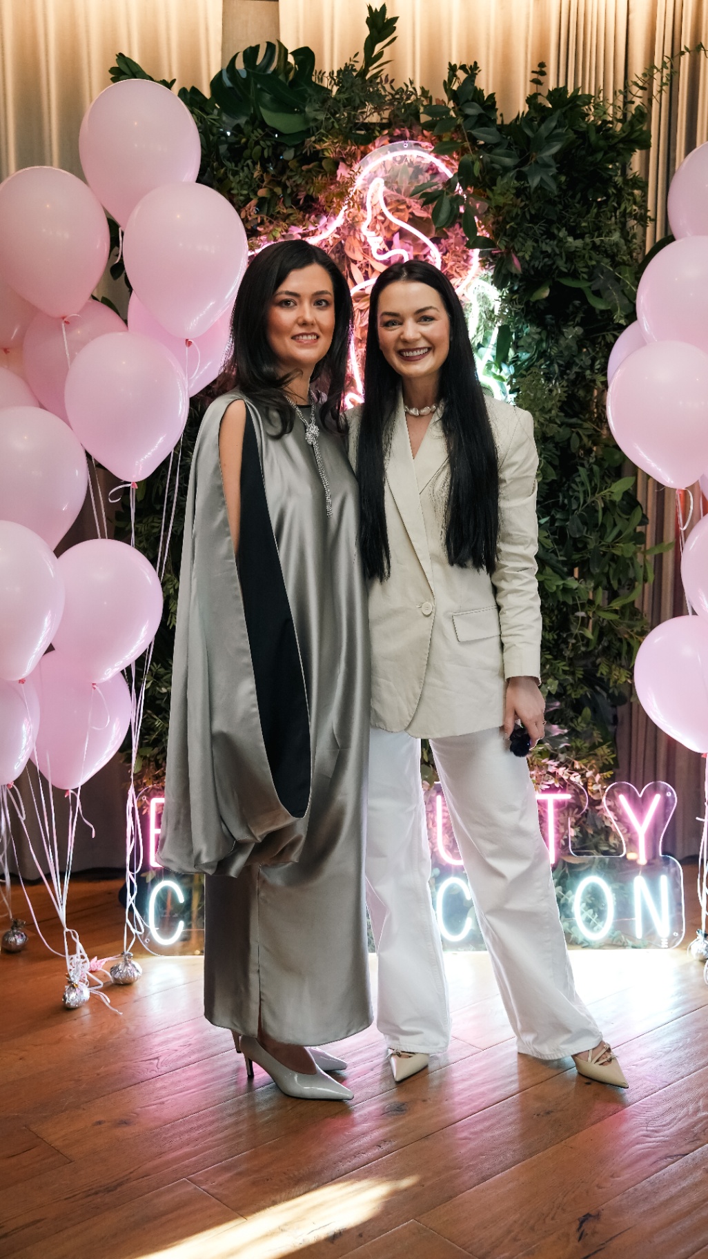 Invitate la lansarea Beauty Connection lângă neonul de brand